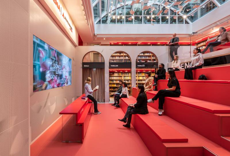 Libreria Mondadori Duomo, Il Prisma, zona incontro e lettura con l'autore, crediti foto: Vito Corvasce.