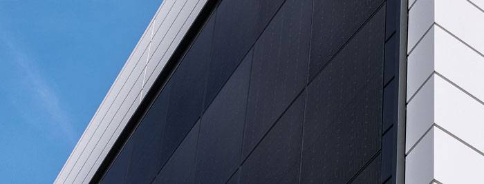 Facciata continua con pannelli fotovoltaici integrati in modo architettonico.