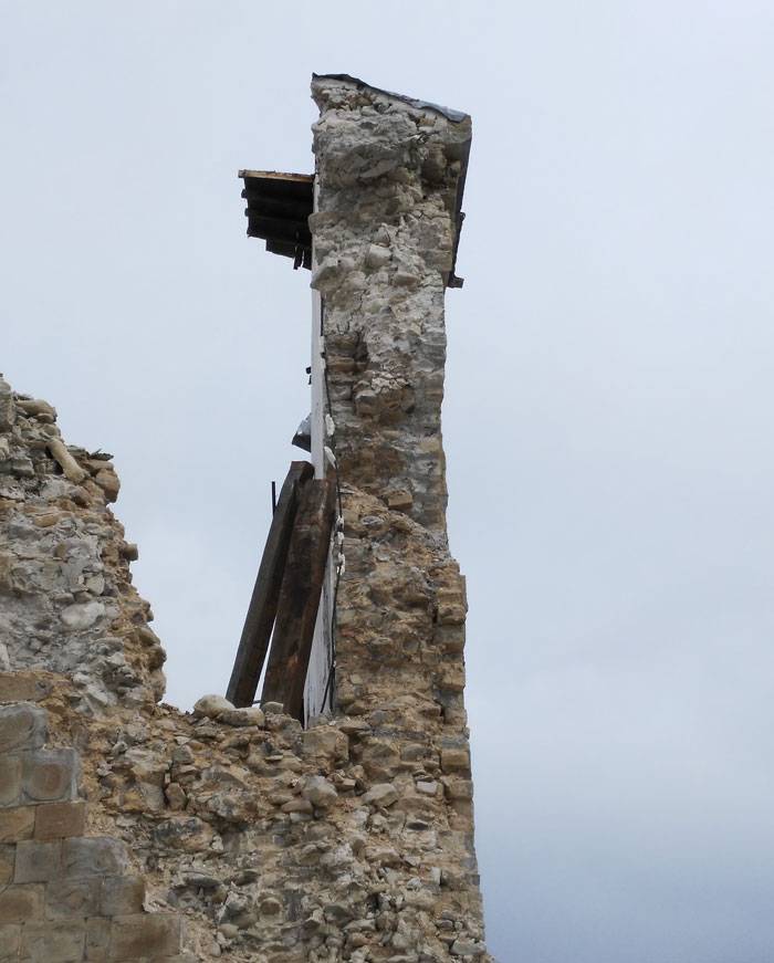 Tracce di iniezioni cementizie di rinforzo post sisma Valnerina 1979 iniettate all’interno della chiesa di Sant’Agostino ad Amatrice