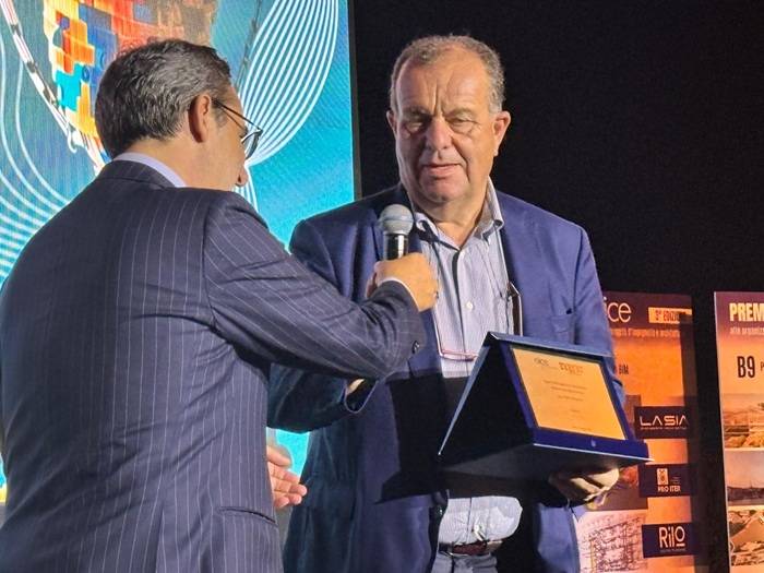 La proclamazione e la consegna del premio da parte del Presidente di OICE, Giorgio Lupoi, all’Ing. Pietro Baratono – nella Categoria C, Premio Speciale ideato in collaborazione con la testata Ingenio – per il suo contributo alla promozione e diffusione della digitalizzazione.