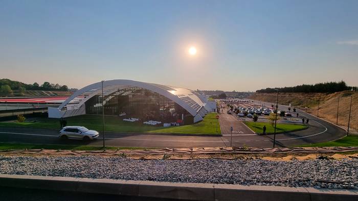 PORSCHE trasforma un autodromo dedicato alla velocità, in un centro per tutti gli appassionati di motori, senza ulteriore consumo di territorio, grazie ai partner GBPA e ARCADIS.