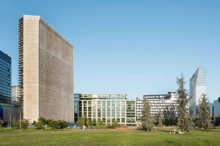 Vista frontale esterna dalla Biblioteca degli Alberi. _Pirelli 35