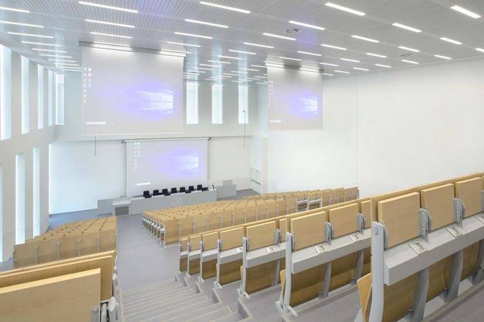 Travi NPS® abbinate a solaio alveolare per la copertura dell’aula magna con soffitto inclinato