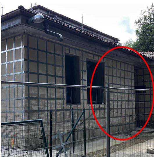 Foto della scuola durante i lavori: rete Sismagrid applicata sulle facciate esterne per miglioramento sismico.