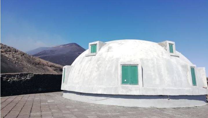 Una delle cupole dell’Osservatorio Vulcanologico di Pizzi Deneri.