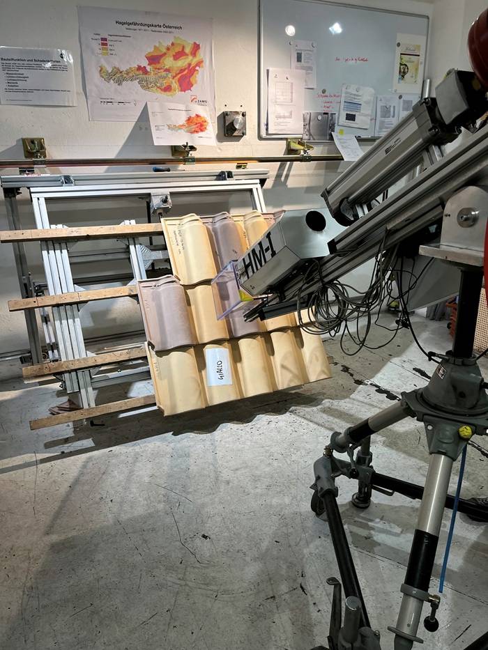 Test di laboratorio sulle tegole.