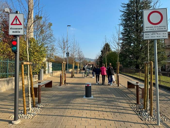 Dissuasori automatici Pilomat 275/P 600A che scandiscono l’accesso stradale durante gli orari scolastici, garantendo più sicurezza agli studenti e una gestione efficiente del traffico a Sorisole.