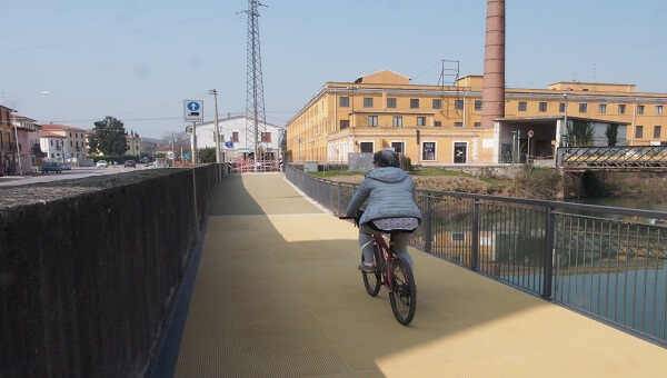 Passerella ciclopedonale realizzata con grigliati in PRFV della collezione M.M.