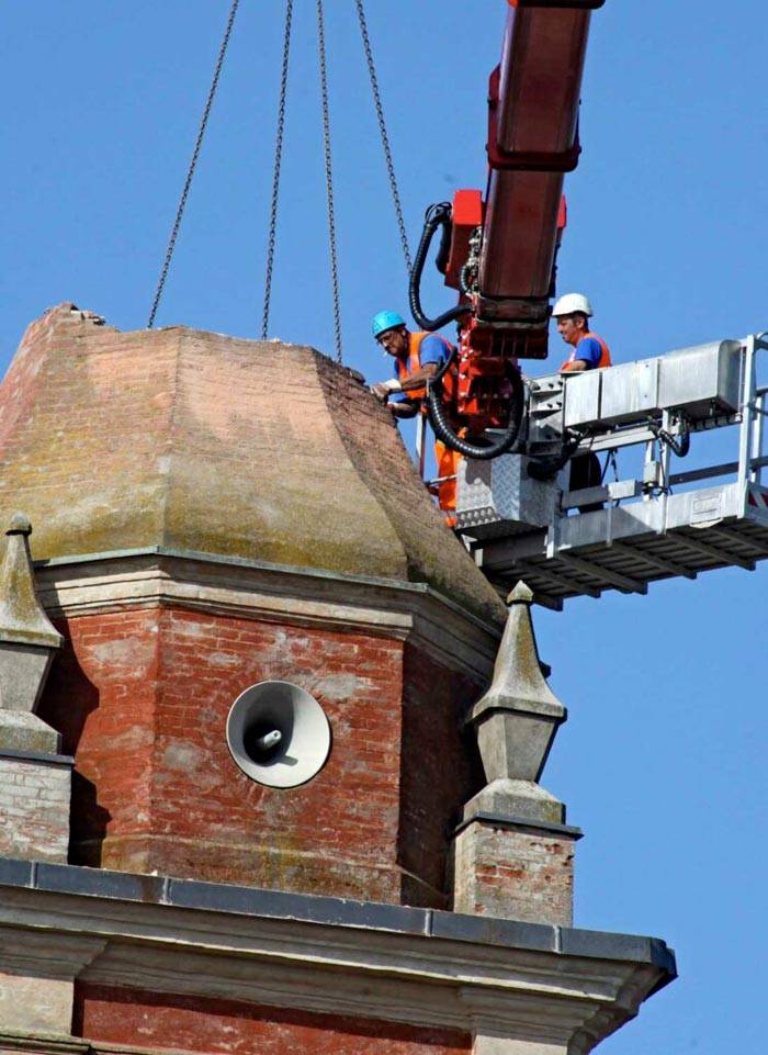 smantellamento-di-un-campanile-danneggiato_buonacompra-di-cento-fe-2012_andrea-samaritani-746x1024.jpg