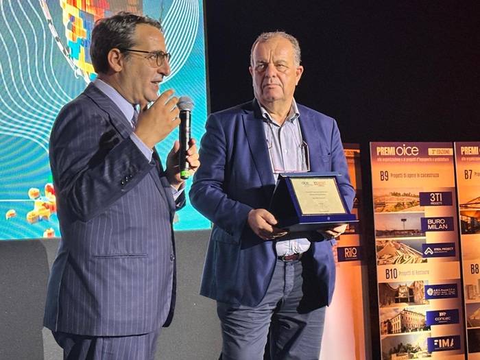 La consegna del premio da parte del Presidente di OICE, Giorgio Lupoi, all’Ing. Pietro Baratono – nella Categoria C, Premio Speciale ideato in collaborazione con la testata Ingenio – per il suo contributo alla promozione e diffusione della digitalizzazione.
