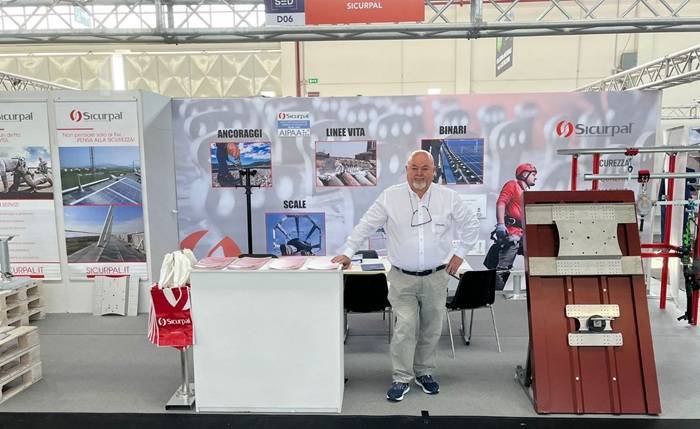 Giampiero Morandi, CEO di Sicurpal presso lo stand fieristico.