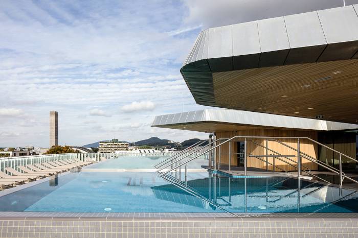 Le piscine realizzate sulla copertura offrono una spettacolare vista panoramica sulla Città Vecchia di Salisburgo.