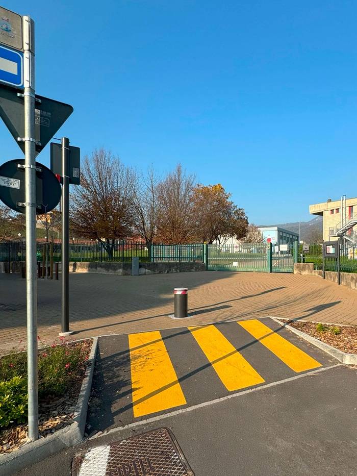 Dissuasori automatici Pilomat 275/P 600A per l’accesso stradale durante gli orari scolastici.