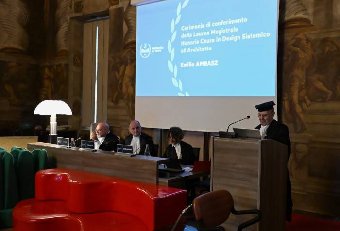 Un momento della cerimonia di conferimento Laurea Magistrale Honoris Causa in Design Sistemico dell'architetto a Emilio Ambasz