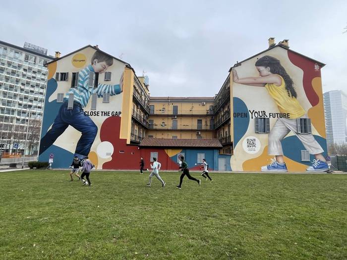 Biblioteca degli Alberi, ragazzi che giocano a pallone.
