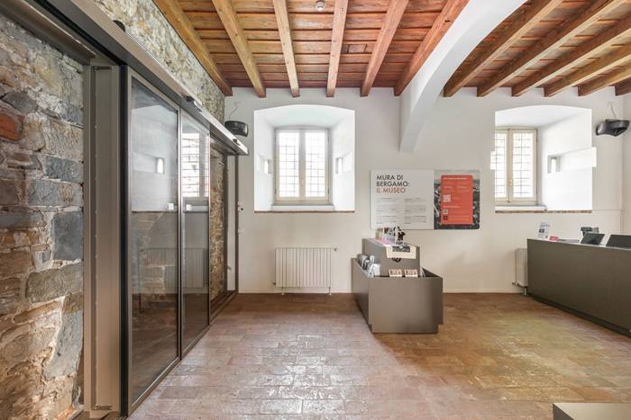 Porta automatica ST Flex ridondante in finitura RAL 7006, progettata come uscita di sicurezza e dotata di doppio radar. Museo delle Storie di Bergamo.