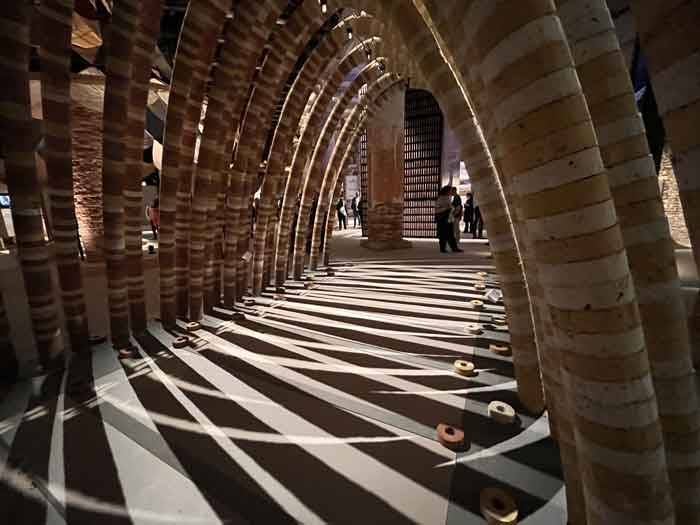 Biennale Architettura 2025: menzione speciale all'installazione Elephant Chapel dello studio Boonserm Premthada