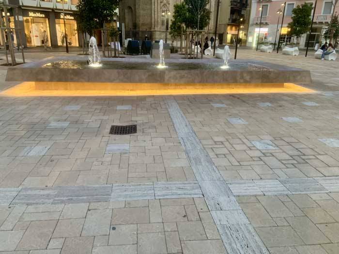 Riqualificazione della pavimentazione di Piazza Umberto I a Pescara con materiali sostenibili.