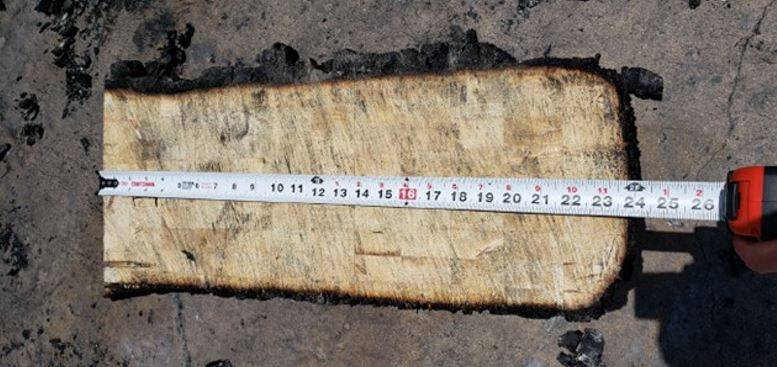 Analisi post-incendio di un campione di legno. La misurazione rivela l'entità della perdita di sezione dovuta alla combustione.