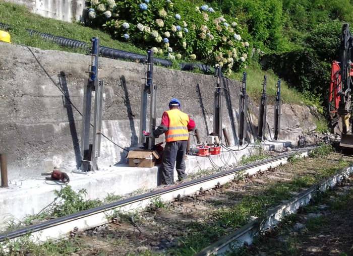 Consolidamento di un muro di contenimento con micropali precaricati per stabilizzare le fondazioni