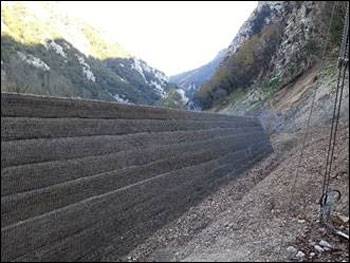 rilevato paramassi in terra rinforzata costruito con elementi di Terramesh Verde