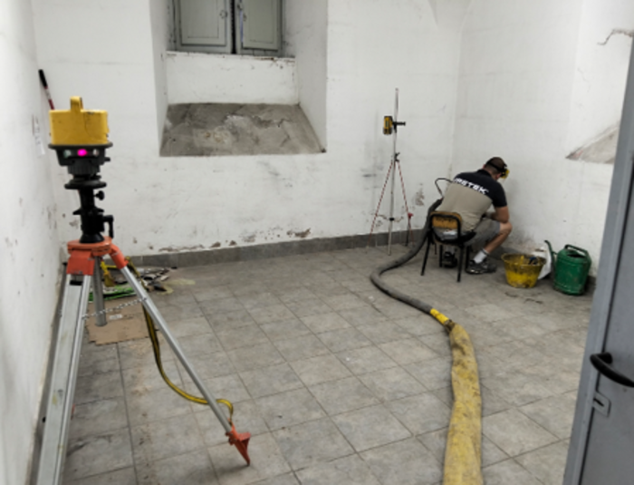 É stato adottato un consolidamento del terreno con iniezioni di resine che non ha richiesto scavi né demolizioni.