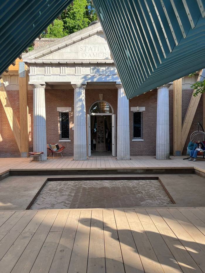 Padiglione USA alla Biennale di Architettura 2025. Argilla cruda, mattoni crudi e in finitura i listelli faccia a vista forniti da wienerberger