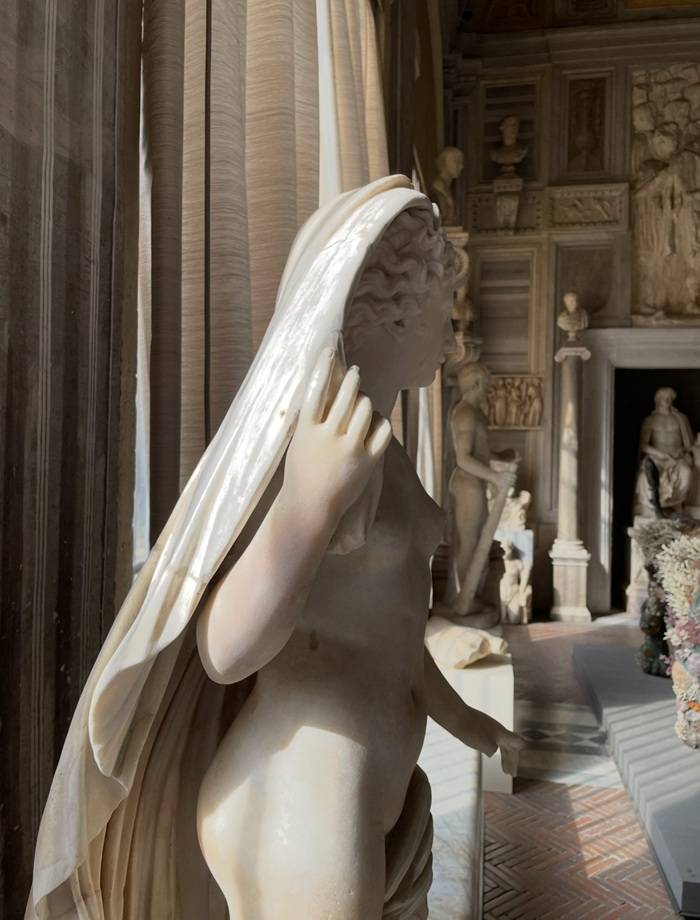 statua romana classica che popola il porticato dell’antico ingresso di Galleria Borghese a Roma