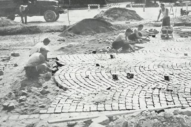 Realizzazione di una strada in porfido. Foto storica d'archivio.