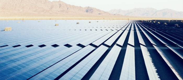 campo-fotovoltaico-pannelli-rinnovabili-energia.jpg