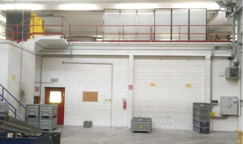 Irregolarità generata da un piano intermedio con tamponamenti, all’interno del capannone