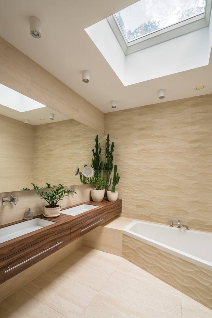 Nuova finestra modello F per tetti piani coniuga estetica minimale, tecnologia d’avanguardia e comfort abitativo.