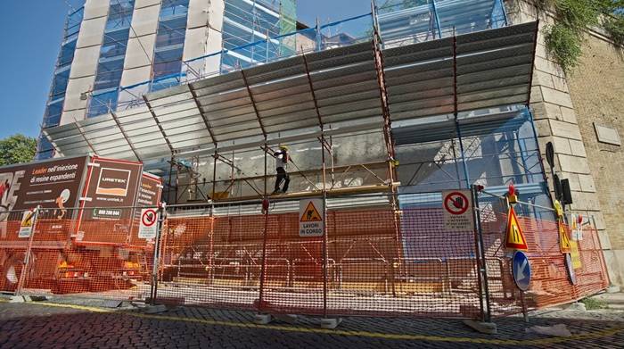 Interventi di consolidamento del muro di contenimento a Roma.