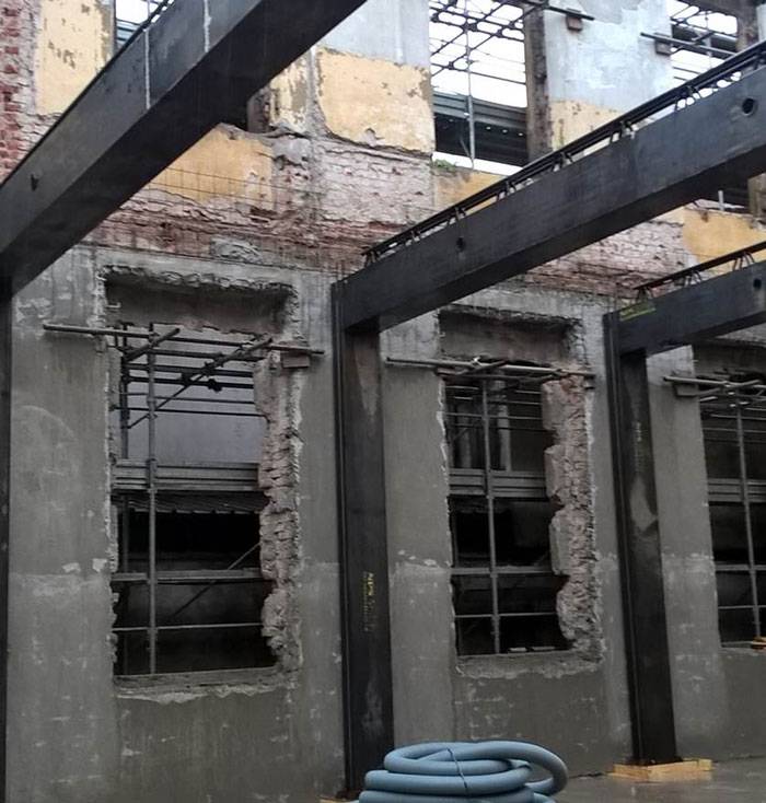 Interno dell’edificio dopo la demolizione dei solai ammalorati e preparazione della nuova struttura portante per alloggiamento del solaio Airfloor.