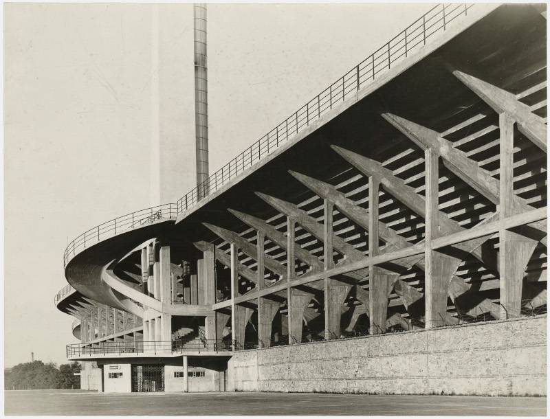 L'esterno dello stadio con una scala elicoidale e la Torre di Maratona, 1932.