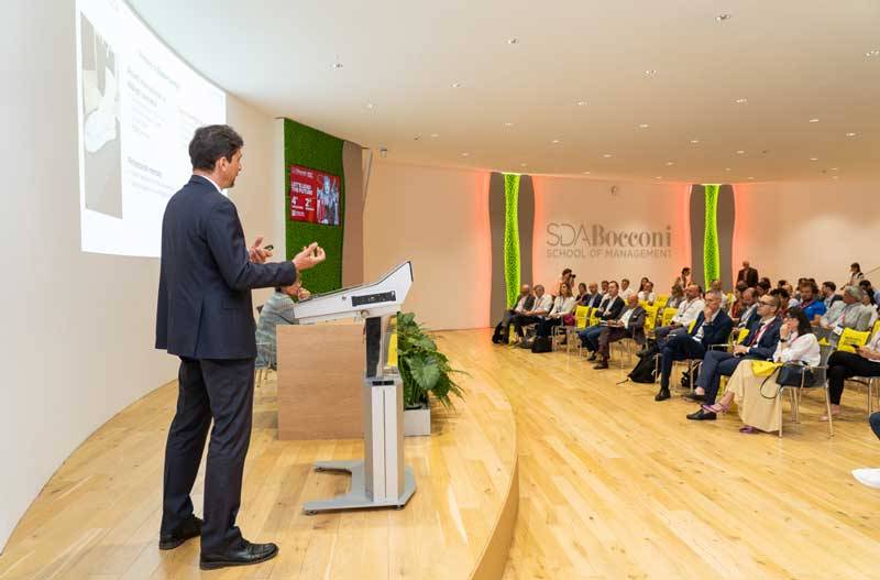 Relatore al podio durante il Productivity Lab di Hilti e SDA Bocconi, con platea di professionisti del settore costruzioni.