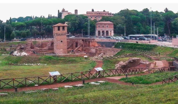 Veduta del lato sud-est con i ruderi e la Torre della Moletta.