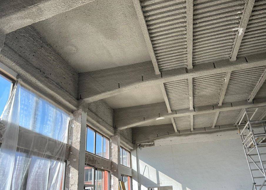 Applicazione del rivestimento Protherm Light® su solaio.