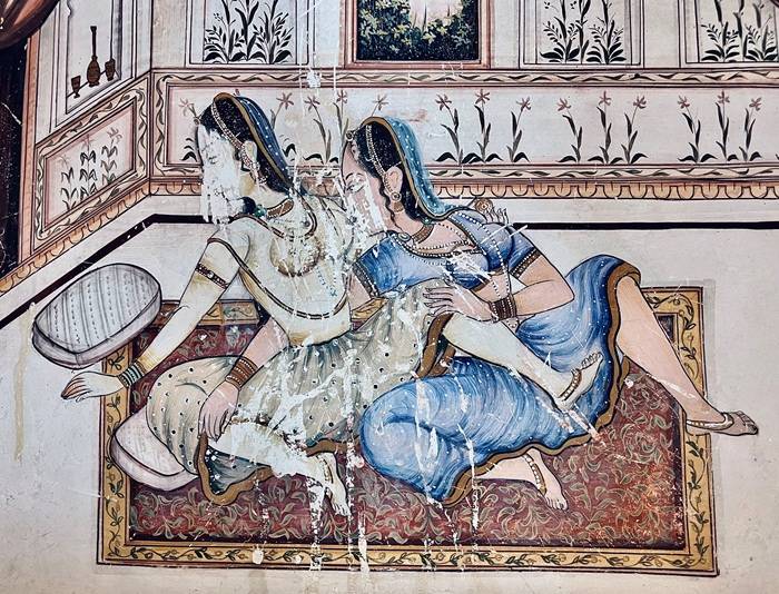 In una corte interna del Kuchaman Fort in Rajasthan decorazioni parietali indiane del XIX secolo ripercorrono il campionario comportamentale della Scienza dell’Amore, come in un catalogo didattico per giovani donne.