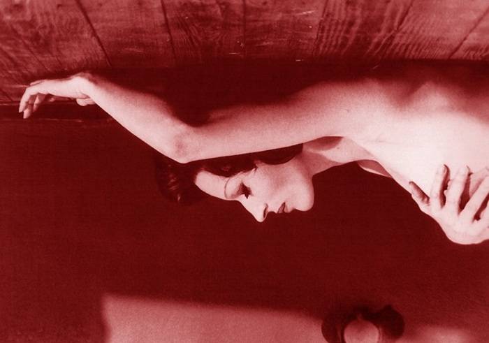 Fotogramma di “Teorema”, utilizzato anche per i manifesti del film, in cui Silvana Mangano (la moglie) è distesa in attesa del “dio che seduce”.