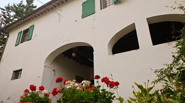 Un edificio residenziale situato nelle colline di Firenze con lesioni che superavano anche il centimetro di ampiezza.
