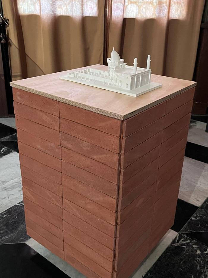 Biblioteca Marciana per la Biennale di Architettura 2025. Le basi espositive sono realizzate con listelli levigati di terracotta SanMarco.
