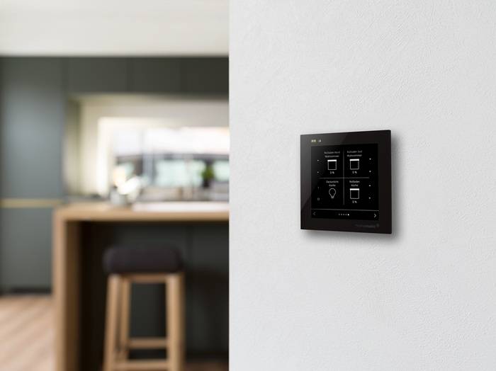 Display a parete Homematic IP Wired Glass Display Plus. Controllo centralizzato di vari componenti della casa intelligente.