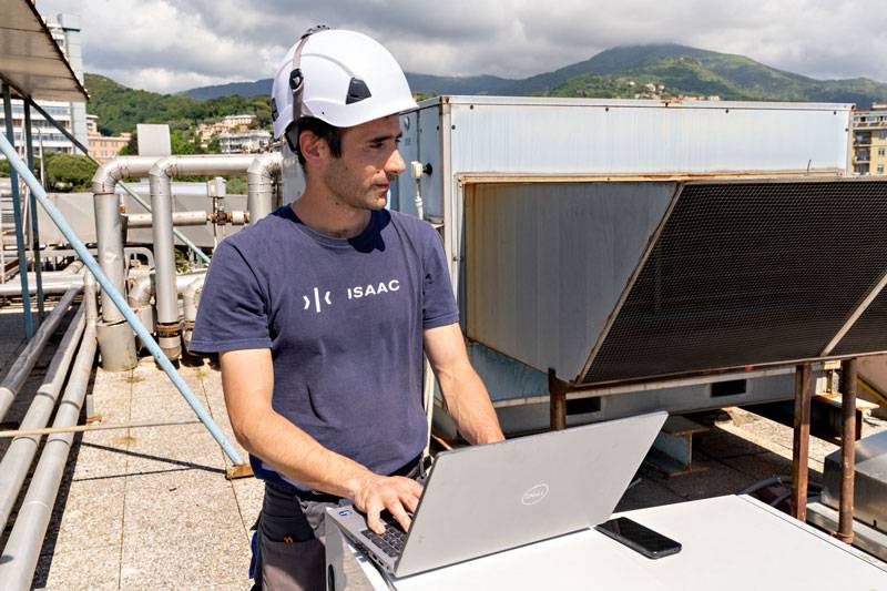 Fase di installazione del sistema Active Mass Damper di ISAAC su un ospedale
