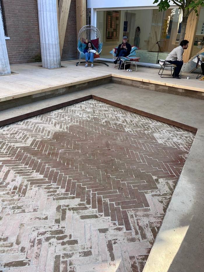 Padiglione USA alla Biennale di Architettura 2025. Argilla cruda, mattoni crudi e in finitura i listelli faccia a vista forniti da wienerberger