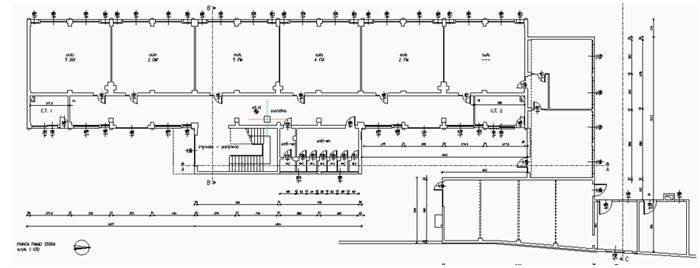 “Pianta architettonica del piano terra dell’edificio scolastico esistente, con suddivisione in aule, corridoio centrale, blocco scale e ingressi.”